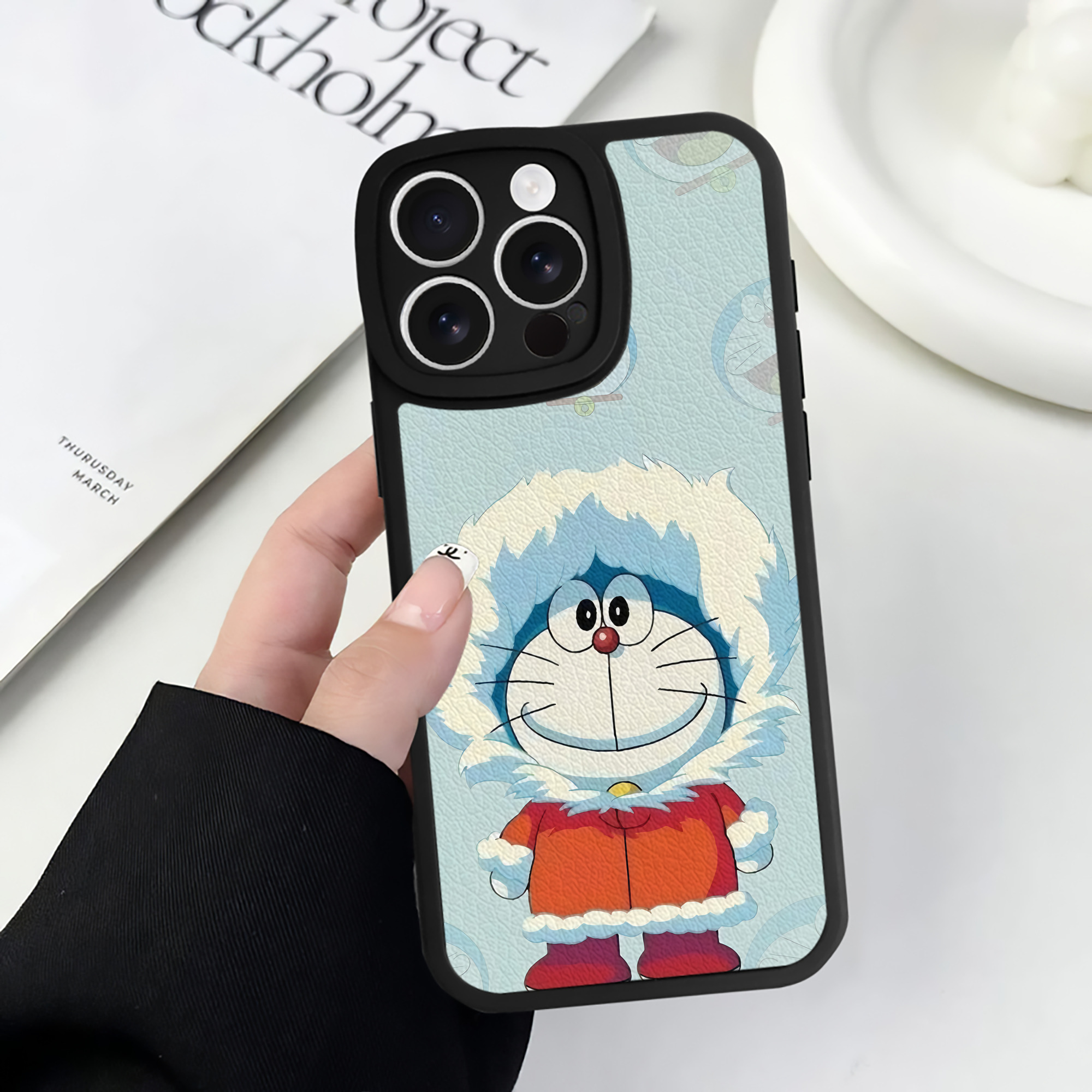 （画像用） ドラえもん Doraemon 【iPhone 16シリーズ対応】シリコンスマホケース（レザー調） 材質：シリコン